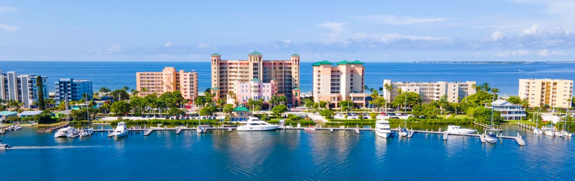 Costa de Fort Myers Beach con Edificios de Condominios en la Distancia Costa de Fort Myers Beach con Edificios de Condominios en la Distancia