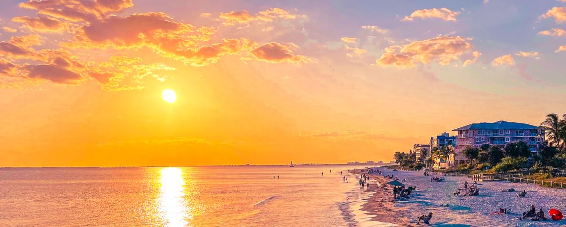 Puesta de Sol en una Playa en Fort Myers Beach Puesta de Sol en una Playa en Fort Myers Beach